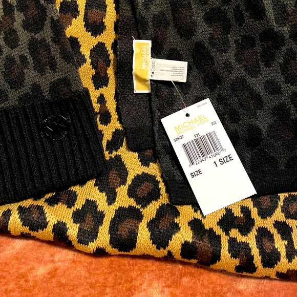 Michael Kors, Cheetah Hat and Scarf Set - Picture 5 of 6